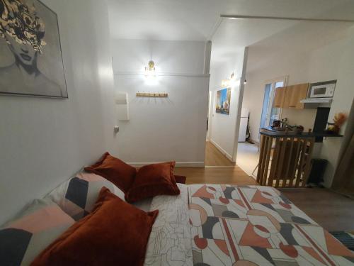 une chambre avec un lit avec des oreillers dessus dans l'établissement Voisin de Louis XIV,free parking, à Versailles