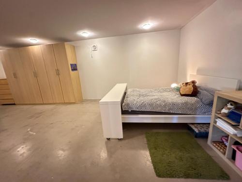 1 dormitorio con cama y escritorio. en Villa by the lake Elliðavatn - Birta Rentals, en Reikiavik