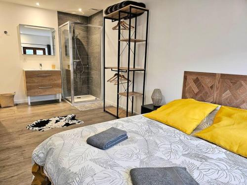 ein Schlafzimmer mit einem großen Bett und einer Dusche in der Unterkunft Appartement de 80m² plein sud entièrement rénové in Aime La Plagne