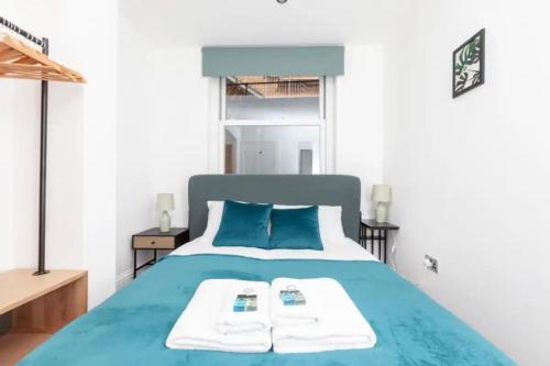 1 dormitorio con 1 cama con 2 toallas en Relaxing Oasis 1BR by the Sea by Sullivan Stays en Brighton & Hove