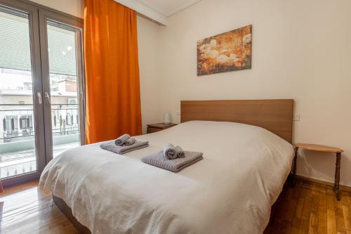 Giường trong phòng chung tại Your cozy six street apartment