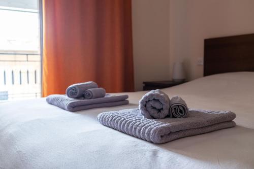 Giường trong phòng chung tại Your cozy six street apartment