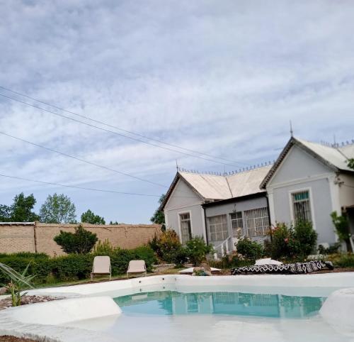 una casa con piscina frente a una casa en La Casona, chalet rural en finca con piscina JUNÍN DE MENDOZA en Junín