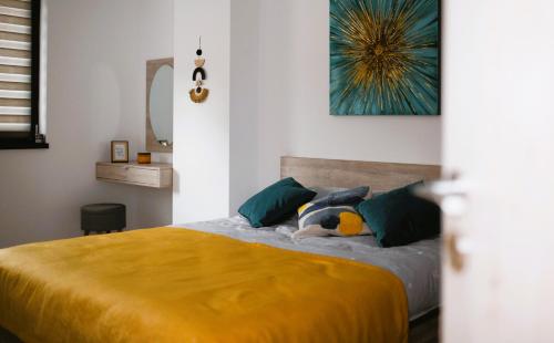 - une chambre avec un lit avec un animal rembourré dans l'établissement 'Just like home' Apartment - with Private Parking Place, à Galaţi