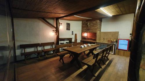 Hotel Viola في لا بالوما: غرفة طعام مع طاولة وكراسي خشبية