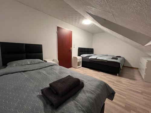 um quarto com duas camas num quarto em Wohnung in Herford em Herford