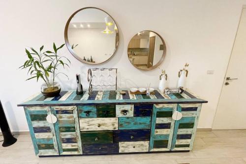 a dressing room with a mirror and a dresser at Apartamento de 2 Dormitorios en Hard Rock Golf in Punta Cana