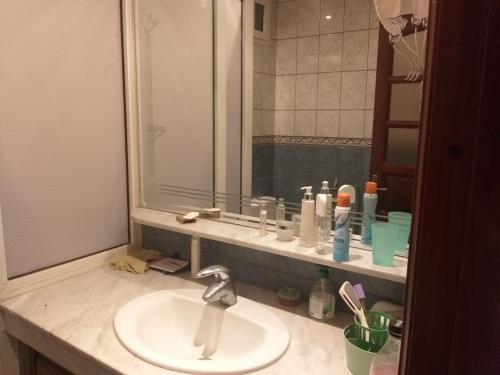 W łazience znajduje się umywalka i lustro. w obiekcie فيلا ممتازة مفروشة للايجار اليومي w mieście Kenitra