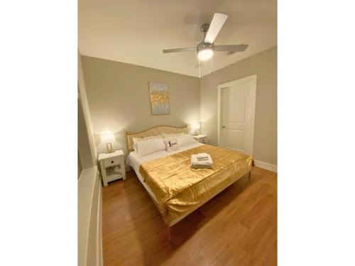 1 dormitorio con 1 cama y ventilador de techo en Ft Worth 1BR Luxury Retreat, en Fort Worth