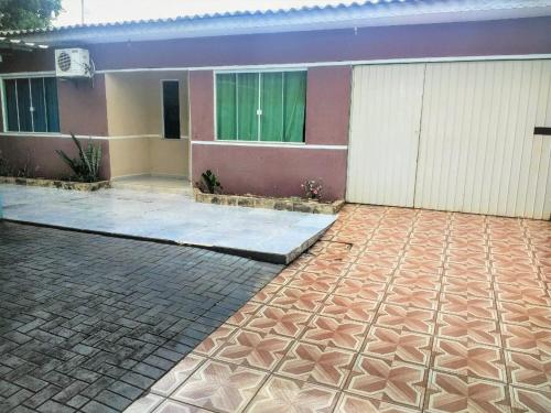 an empty courtyard of a house with a building at Casa Morumbi Foz do Iguaçu in Foz do Iguaçu