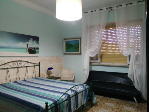 1 dormitorio con cama y ventana en Villa Gisella, en Punta Prosciutto