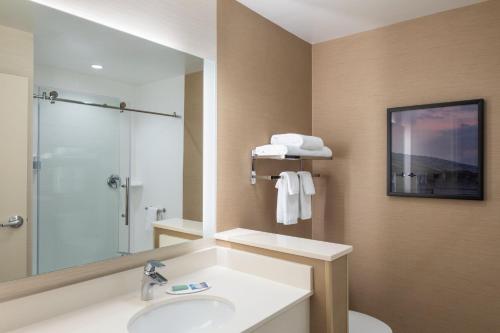 Fairfield Inn & Suites by Marriott Chillicothe في تشيليكوث: حمام مع حوض ومرحاض ومرآة