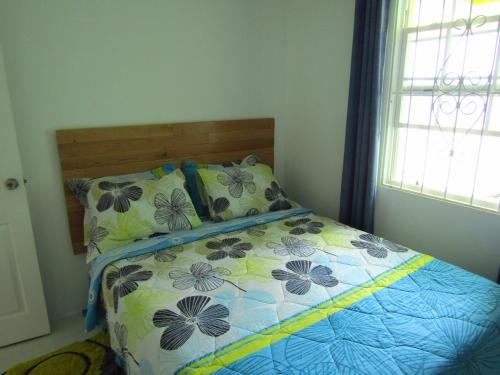 クライストチャーチにあるDover Apt 2 near beachのベッドルーム1室(花柄の掛け布団付きのベッド1台付)