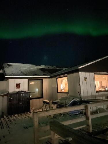 una imagen de la aurora bailando en el cielo en The White House, en Nuuk