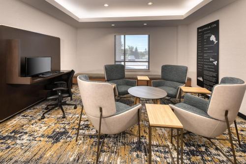 TV a/nebo společenská místnost v ubytování TownePlace Suites by Marriott Belleville