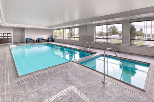 Bazén v ubytování TownePlace Suites by Marriott Belleville nebo v jeho okolí