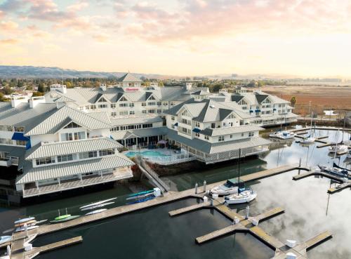 una vista aérea de un puerto deportivo con edificios en Sheraton Sonoma Wine Country Petaluma, en Petaluma