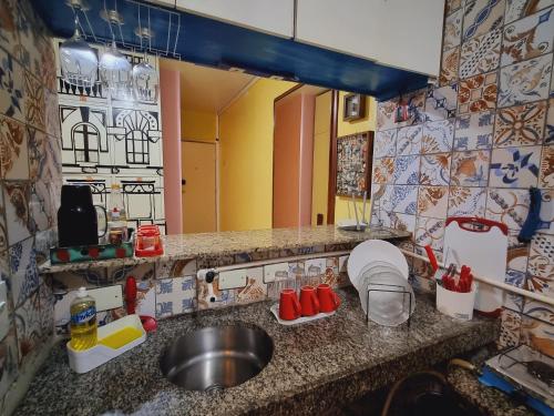 um balcão de cozinha com um lavatório e um espelho em Apê Espaçoso e Econômico - Pertinho da Praia no Recife