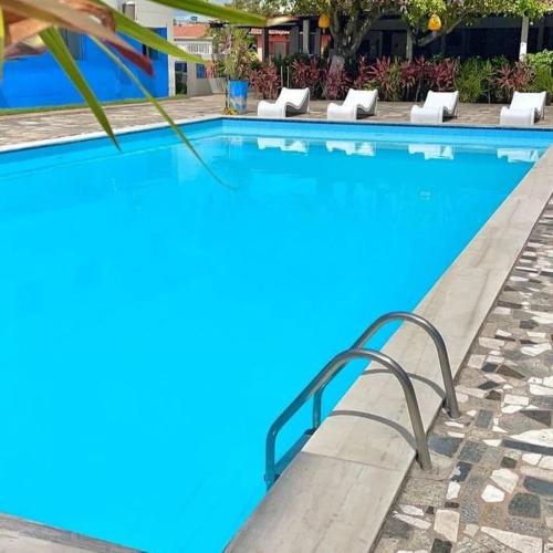 Bazén v ubytování Coroa Grande Beach Flat nebo v jeho okolí