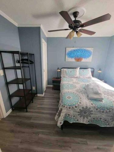 a bedroom with a bed and a ceiling fan at 2022 Renovated 2-bdrm cozy, lovely condo w/parking! in Hilton Head Island