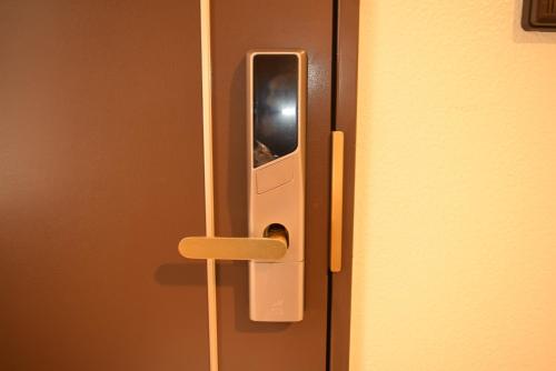 une porte avec un téléphone portable qui s'en sort dans l'établissement Park Hills East 23A / Vacation STAY 4384, à Sapporo