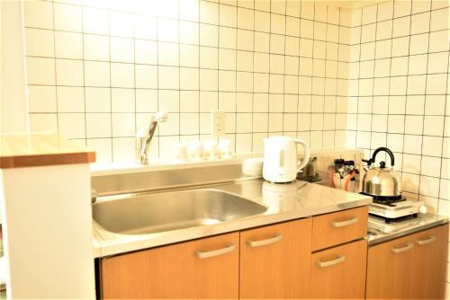 - une cuisine avec un évier et un comptoir dans l'établissement Park Hills East 23A / Vacation STAY 4384, à Sapporo