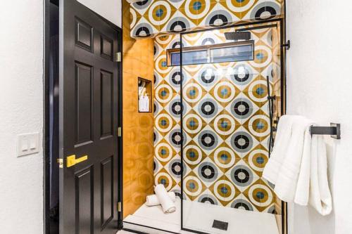 een badkamer met een douche met een gele en witte muur bij Resort style Villa w/ views, pool, spa and golf in Palm Springs