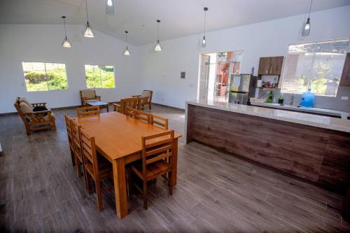 comedor con mesa de madera y sillas en La Casa de Luiz - Casa de Campo, 