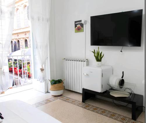 Camera bianca con TV a schermo piatto a parete di Grey Room 'Historic Centre' a Napoli