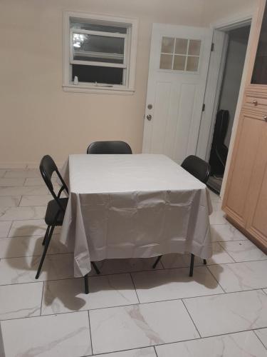 een tafel met een witte tafelkleed in een kamer bij Downtown closer place for rest in Hamilton