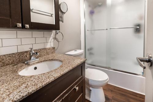 ein Bad mit einem Waschbecken, einem WC und einer Dusche in der Unterkunft Cozy 2 Bedroom Apartment - 1902 in Montreal