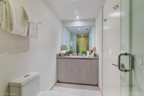 Un baño con ducha, inodoro y lavabo. en Luxurious 2 bedroom on the Ocean at Lyfe Resort, en Hollywood