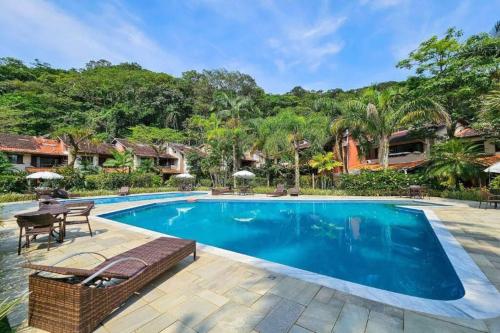 uma imagem de uma piscina numa villa em Casa em Condomínio Pé na Areia na Praia do Engenho em São Sebastião