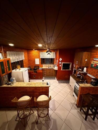 Dapur atau dapur kecil di Casa de campo com cachoeira no quintal