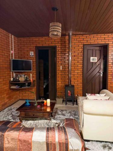Ruang duduk di Casa de campo com cachoeira no quintal