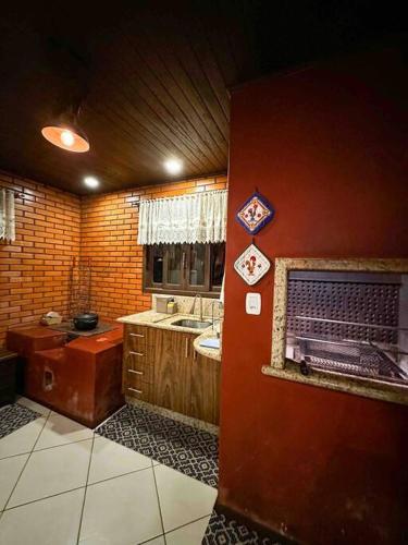 Dapur atau dapur kecil di Casa de campo com cachoeira no quintal