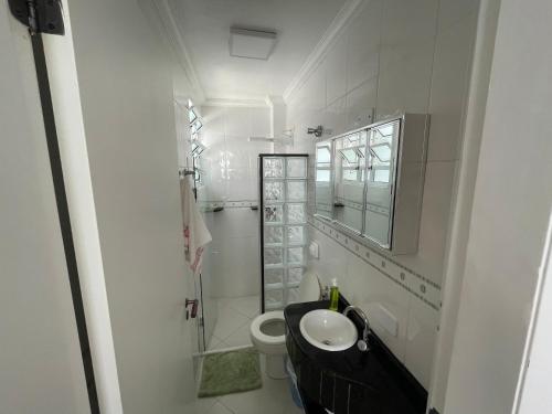 Apartamento Maré Mansa a 30 metros da praia Mansa em Caiobá com Wifi في كايوبا: حمام أبيض مع حوض ومرحاض
