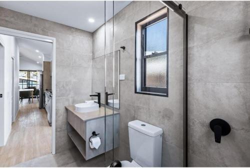 ein Bad mit einem WC, einem Waschbecken und einer Dusche in der Unterkunft Discovery Parks - Broome in Broome