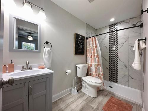 a bathroom with a toilet and a shower and a sink at 30 Day Rental In Nashville King Bed 3bd3ba in Nashville