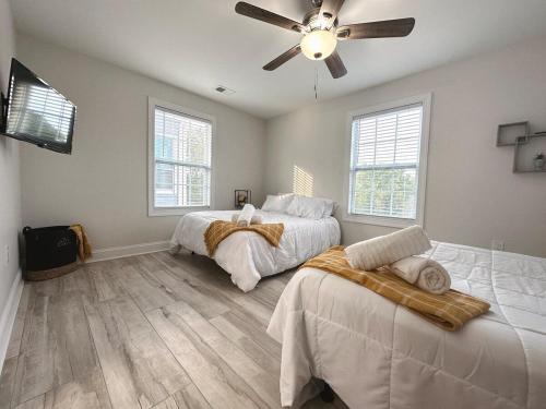 a bedroom with two beds and a ceiling fan at 30 Day Rental In Nashville King Bed 3bd3ba in Nashville