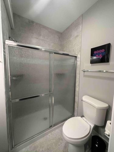uma casa de banho com uma cabina de duche e um WC. em Westend Two Stylish & Cozy em Nashville