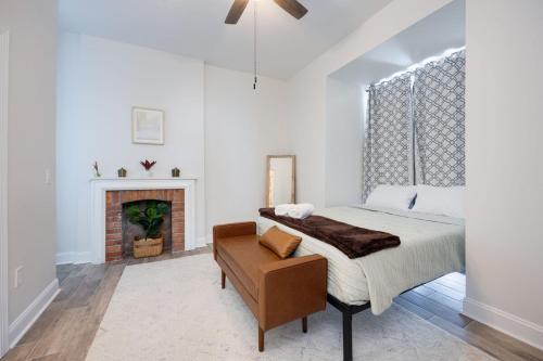 Ein Bett oder Betten in einem Zimmer der Unterkunft Stay Luxe In King Suite W Fire Pit Fun & Games