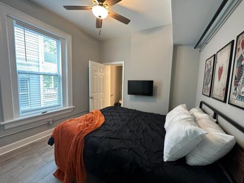 a bedroom with a black bed and a ceiling fan at Westend One Hip & Stylish in Nashville