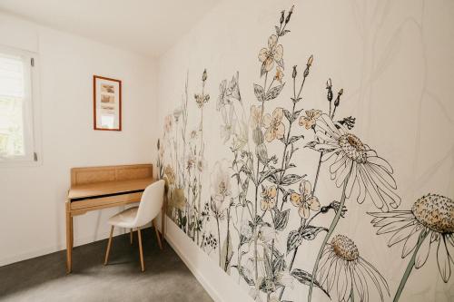 a mural of flowers on a wall in a room at Les Gîtes de l'Altévic in Hattstatt