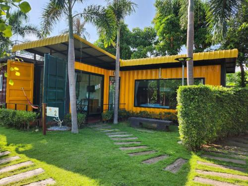 uma casa amarela com um telhado amarelo em Beach Box at Pran em Sam Roi Yot