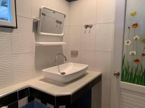 Ban Lum Fuang的住宿－Phuketnumnoi23，浴室配有白色水槽和淋浴。
