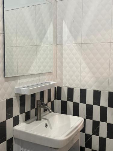 a bathroom with a sink and a mirror at FEEL LIKE HOME BETONG ฟีลไลค์โฮม เบตง in Betong