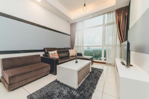 uma sala de estar com um sofá e uma televisão em Paragon Residence 2BR nr CIQ/KSL/Midvalley/JBCC by Our Stay em Johor Bahru
