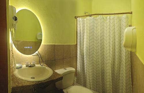 y baño con lavabo, aseo y espejo. en Campanario, en Comayagua