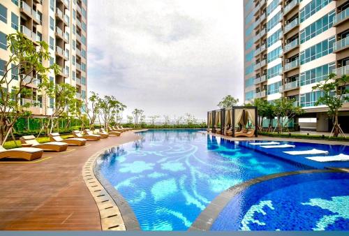 uma grande piscina no meio de um edifício em GREEN SEDAYU APARTMENT b28 em Jakarta